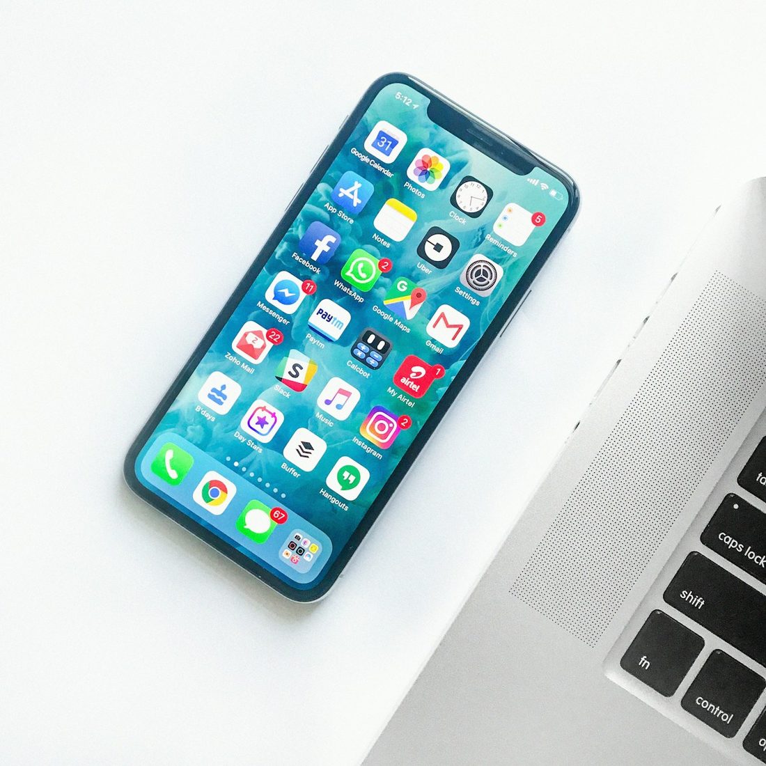 乐动足球 APP 赛程与赛事列表界面示意